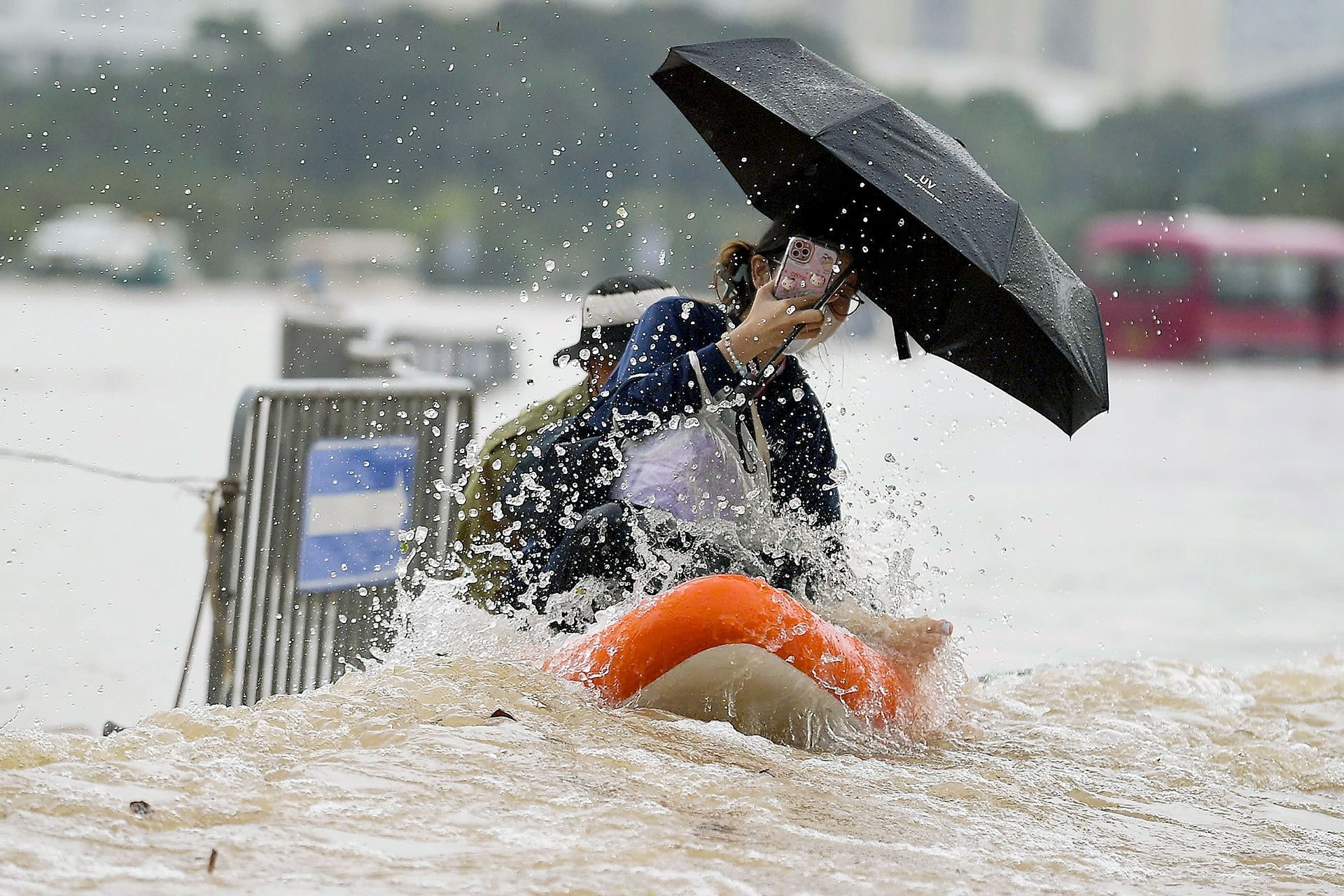 Tan hoang sóng nước trên Quảng trường Mỹ Đình