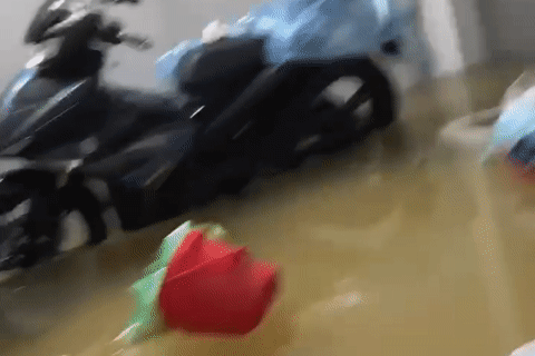Giữa đêm ở Thái Nguyên, giật mình thấy nước ngập sát mép giường, đồ đạc trôi nổi