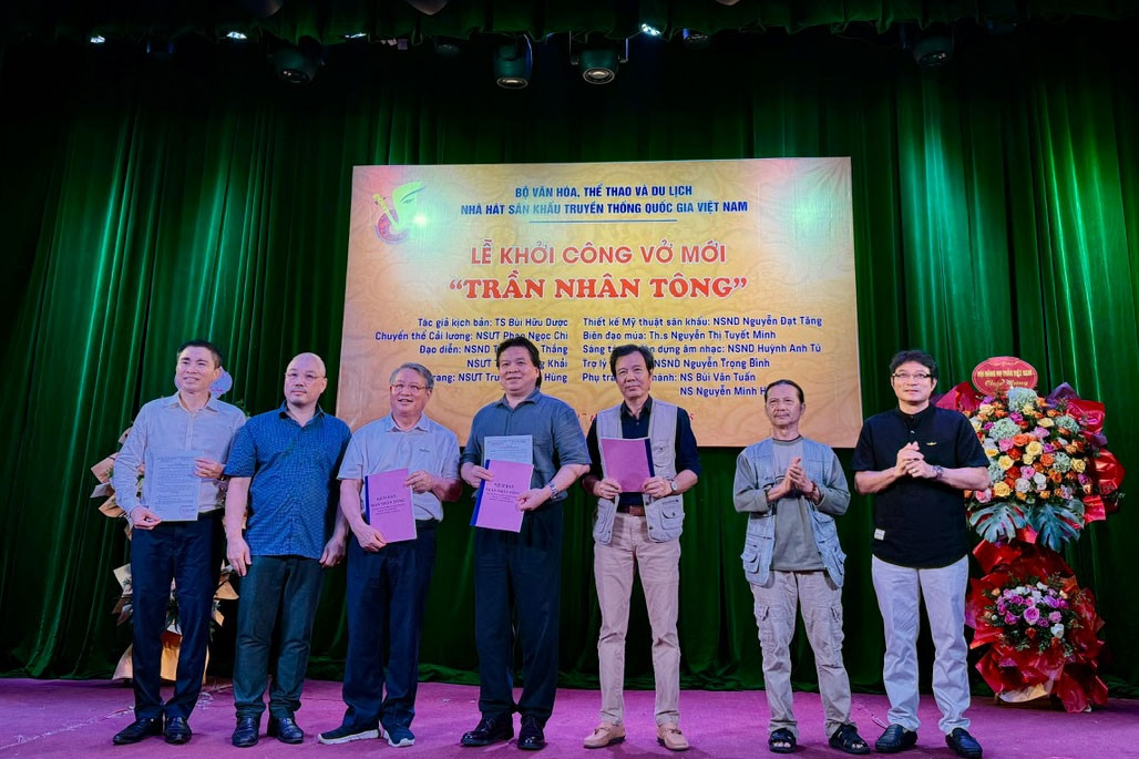 Tôn vinh bậc minh quân bỏ ngai vàng đi tu bằng nghệ thuật xiếc và cải lương