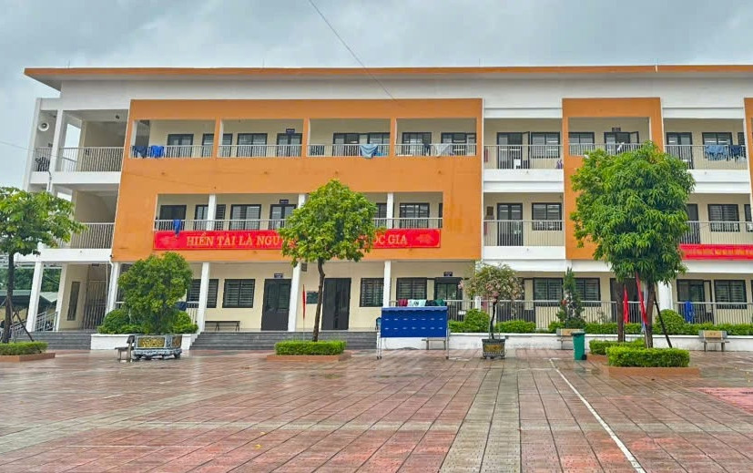 Trường học ở Hà Nội phản hồi về thông tin 'trời mưa vẫn điểm danh, xét đi học muộn'