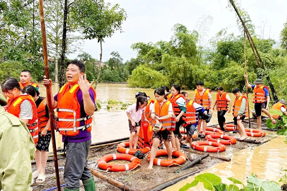 Ứng cứu đưa 270 học sinh ra khỏi trường nội trú đang ngập sâu ở Thái Nguyên