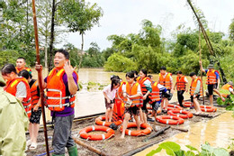 Ứng cứu đưa 270 học sinh ra khỏi trường nội trú đang ngập sâu ở Thái Nguyên