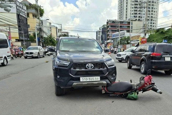Va chạm ô tô ở TPHCM, tài xế xe ôm công nghệ tử vong bên cạnh thùng giao đồ ăn