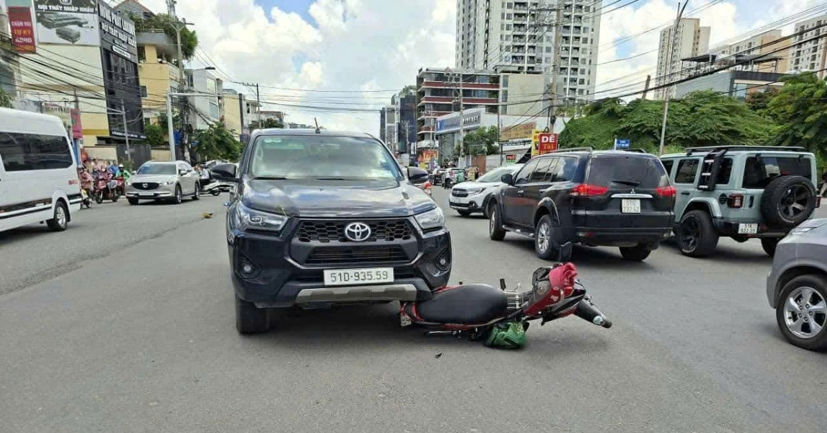 Va chạm ô tô ở TPHCM, tài xế xe ôm công nghệ tử vong bên cạnh thùng giao đồ ăn