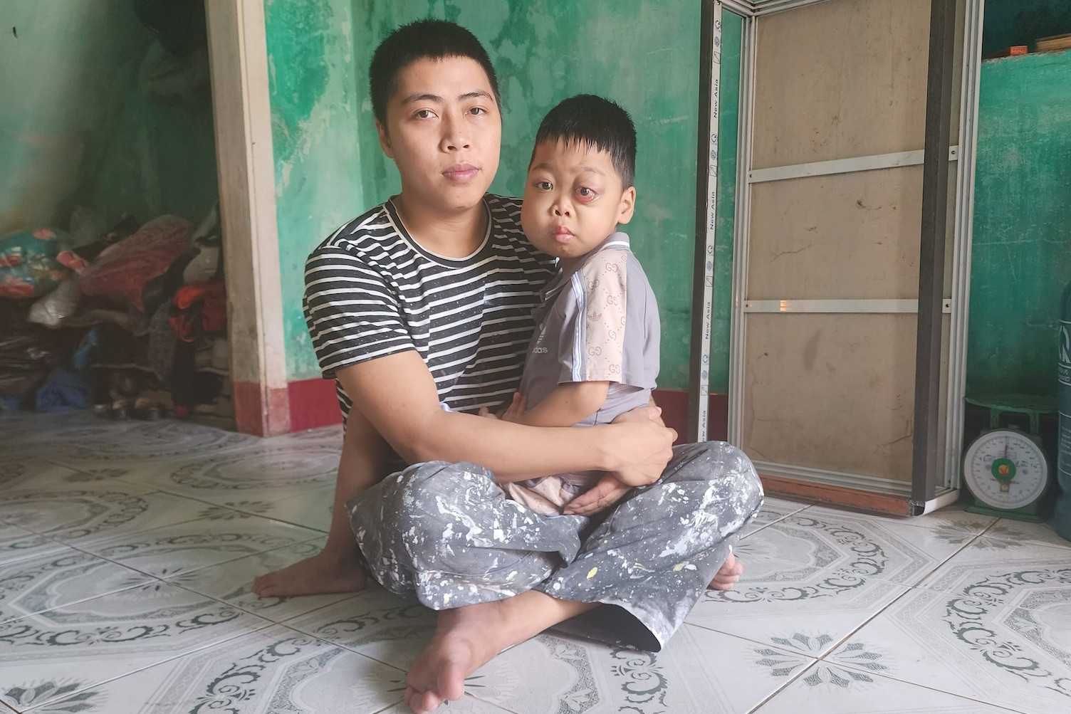 Vợ chồng nghèo ở Quảng Trị cầu cứu giúp đỡ con trai 6 tuổi bị ung thư máu