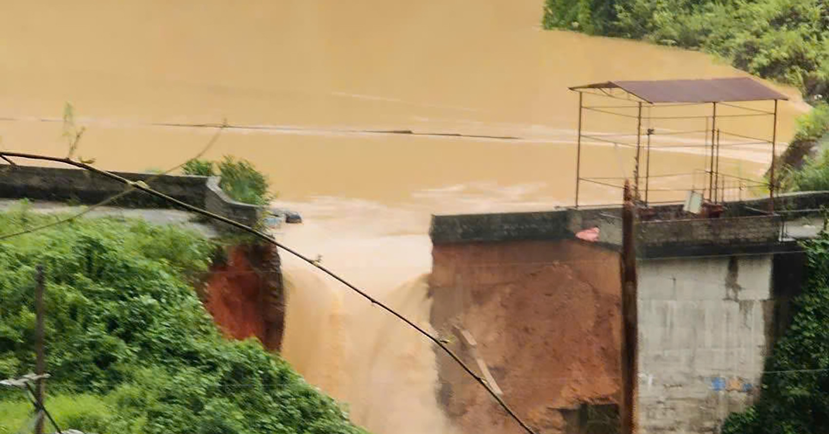 Vỡ đập thủy điện ở Lạng Sơn