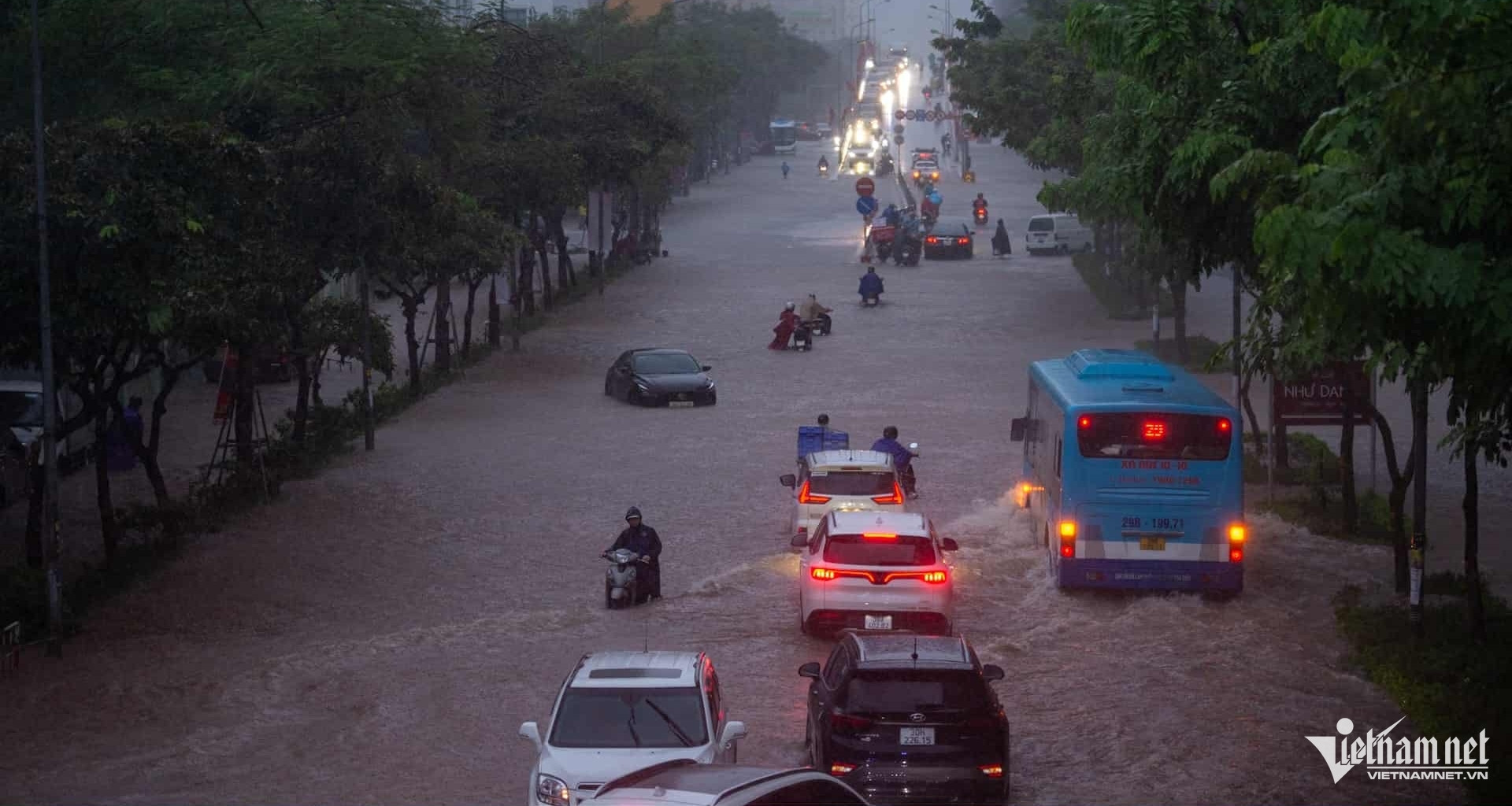 Vùng mây đối lưu ít dịch chuyển, Hà Nội mưa lớn xối xả đến khi nào?