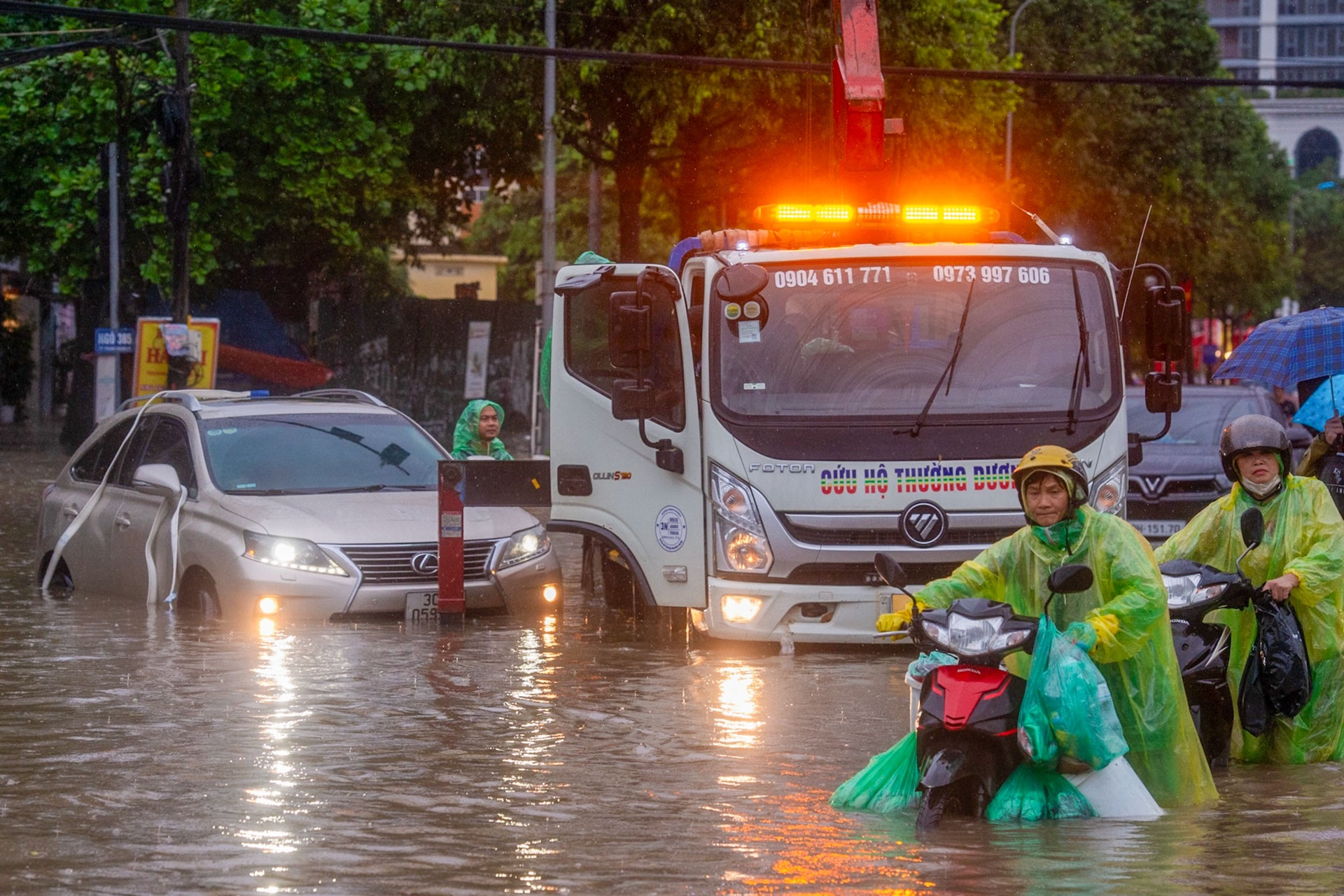 Xe cứu hộ trầy trật giải cứu hàng trăm ô tô ngập nước, giá tăng mạnh vì quá tải