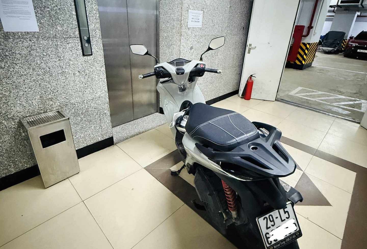 Xe máy xếp hàng đi thang máy lên sảnh chung cư ở Hà Nội