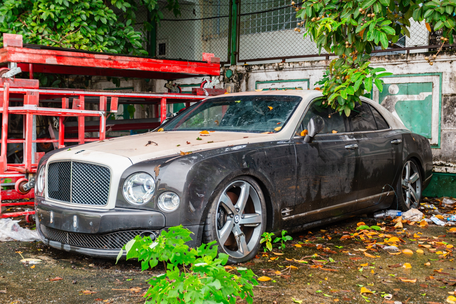 Xót xa chiếc xe siêu sang Bentley Mulsanne 30 tỷ bỏ hoang 7 năm trên phố Hà Nội