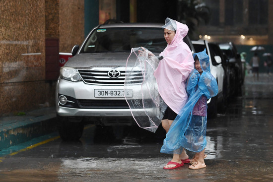 Nhiều trường ở Hà Nội tiếp tục cho học sinh nghỉ học ngày 8/10