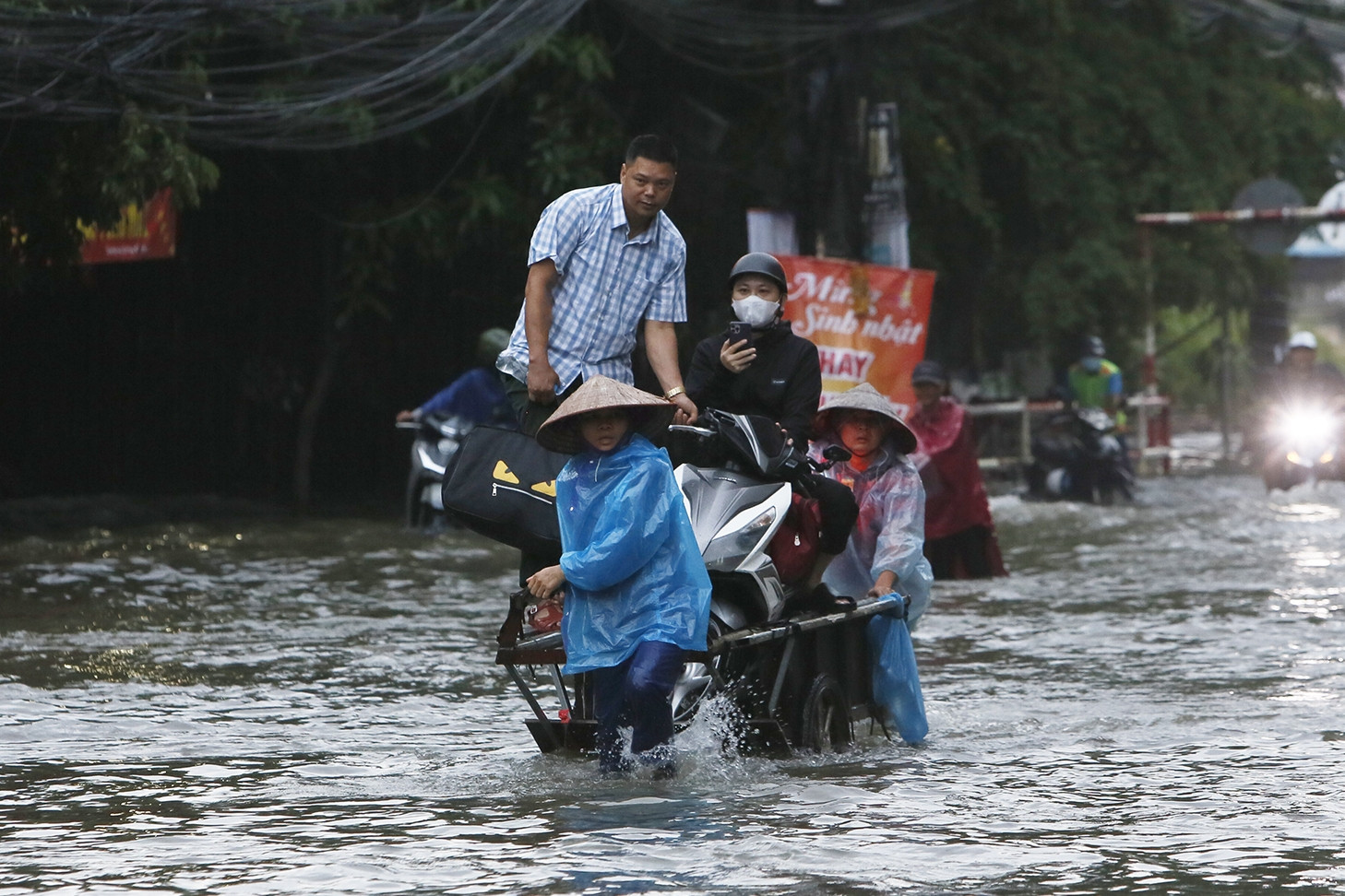 Ngập sâu tại Hà Nội sáng 8/10: Có nơi đến nửa mét, người dân phải thuê xe kéo