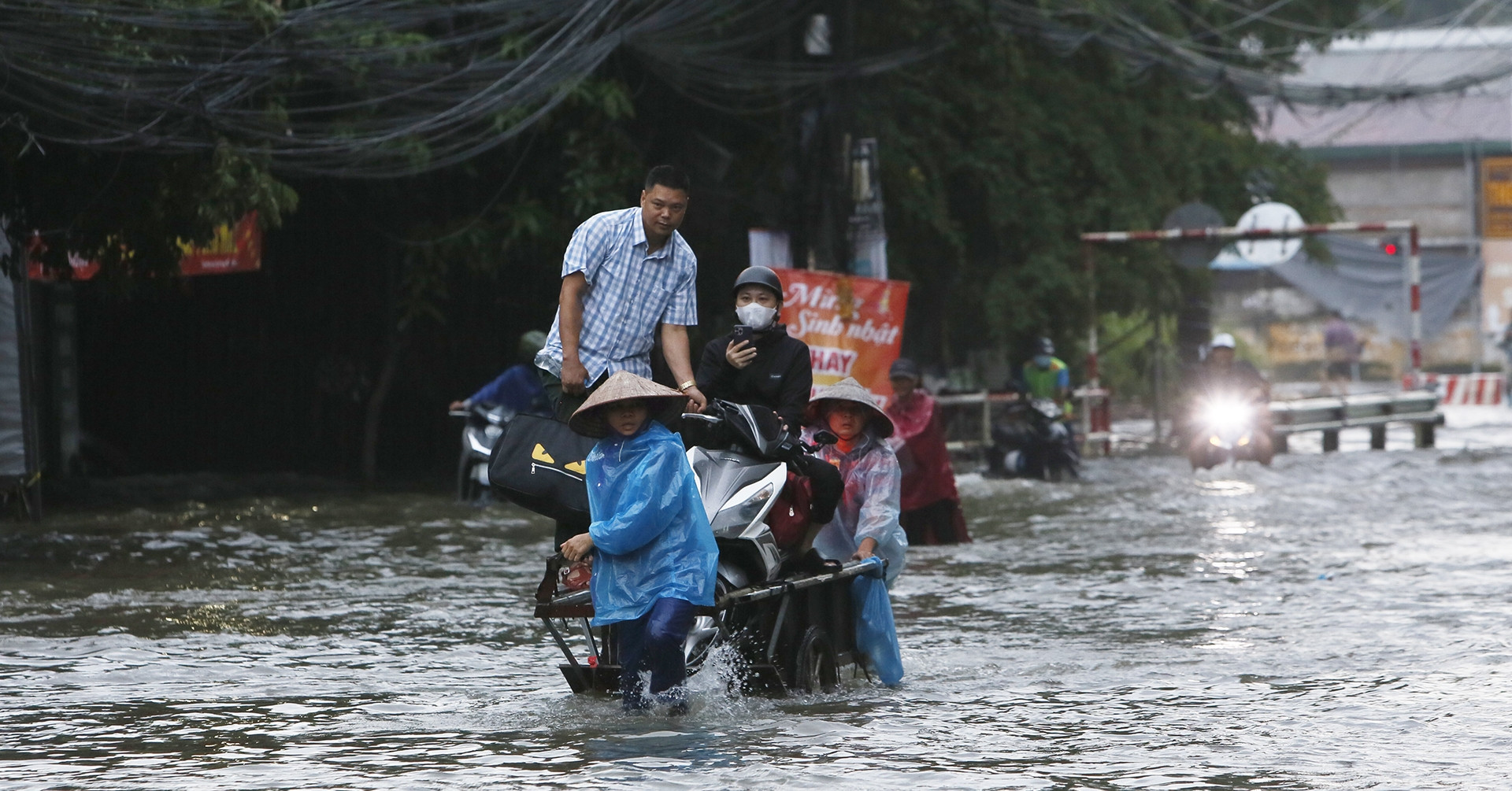 Ngập sâu tại Hà Nội sáng 8/10: Có nơi đến nửa mét, người dân phải thuê xe kéo
