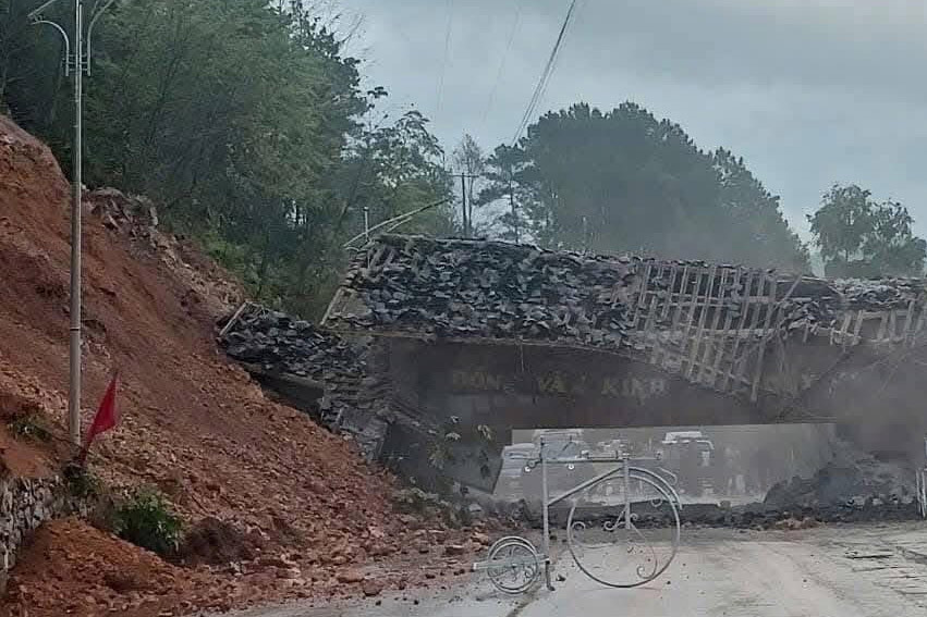 Bản tin chiều 8/10: Cổng chào cao nguyên đá Đồng Văn sụp đổ trong chớp mắt