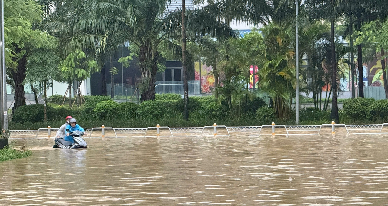 Cập nhật: Sáng 8/10, Hà Nội còn 13 điểm ngập úng, phương tiện khó lưu thông