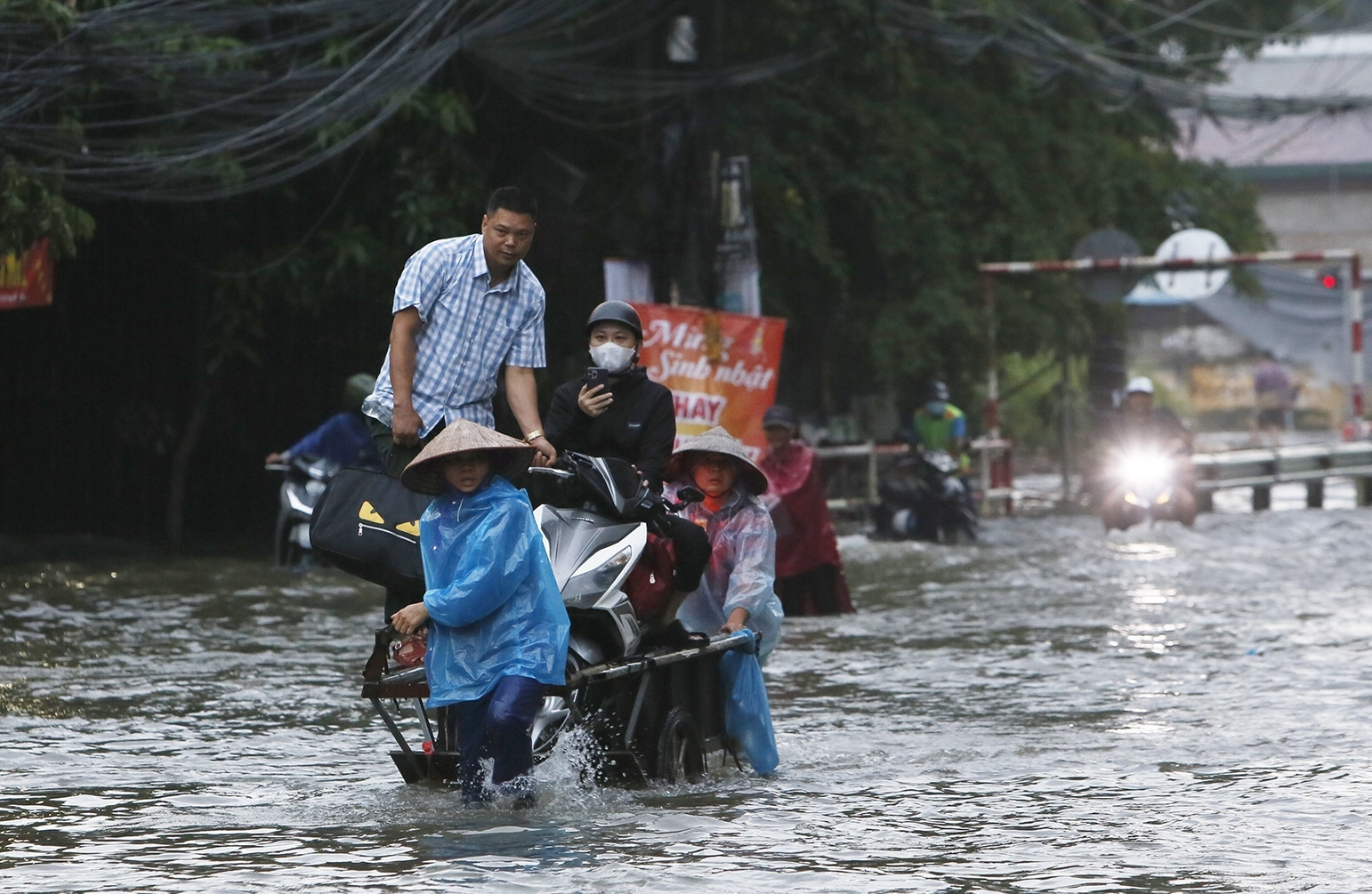 Bản tin sáng 8/10: Ngập sâu tại Hà Nội: Có nơi đến nửa mét, dân phải thuê xe kéo