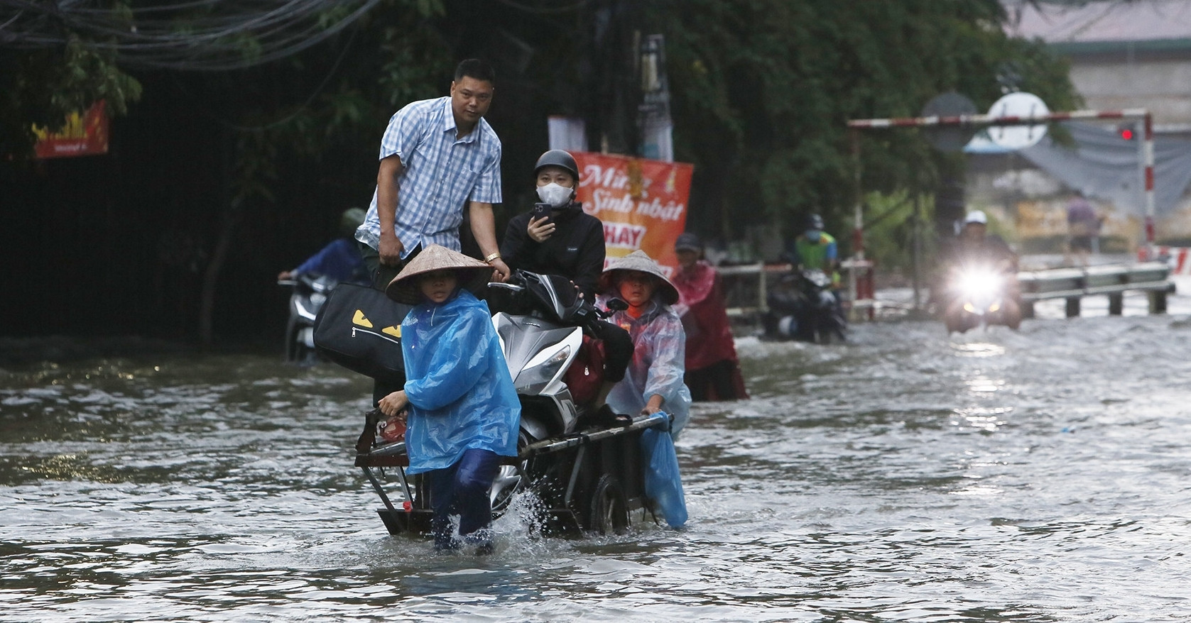 Bản tin sáng 8/10: Ngập sâu tại Hà Nội: Có nơi đến nửa mét, dân phải thuê xe kéo