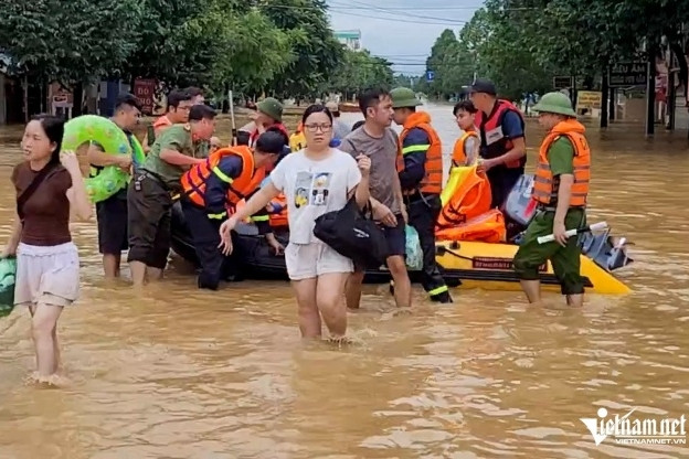 Bản tin trưa 8/10: Tràn đê bối ở Bắc Ninh, nước lũ cuồn cuộn, sơ tán nghìn người