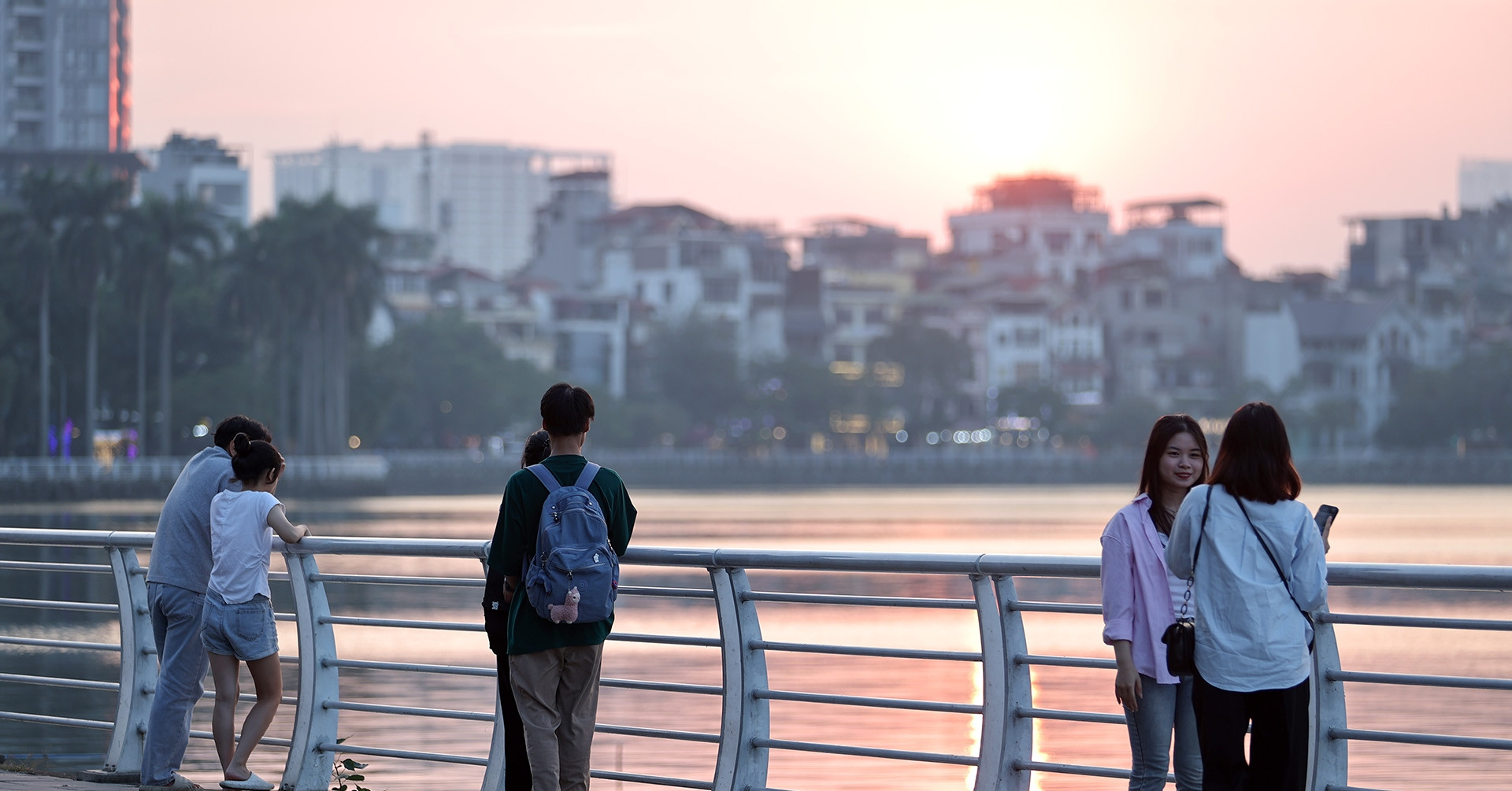 Dự báo thời tiết 9/10/2025: Miền Bắc vẫn có mưa rào, Hà Nội nắng đến 33 độ