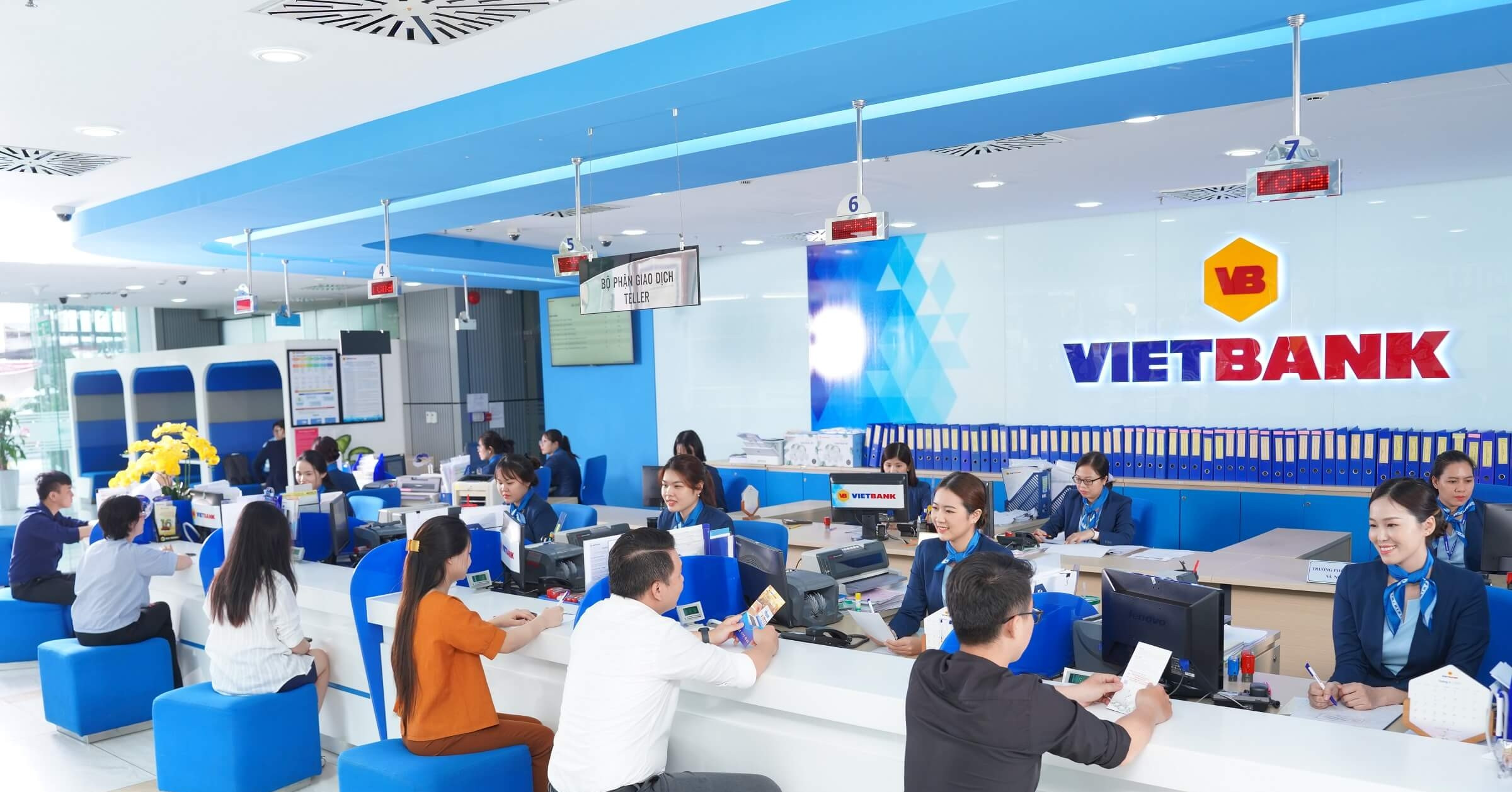 Lãi suất ngân hàng hôm nay 8/10/2025: Tung giải thưởng kim cương nửa tỷ cho người gửi tiền