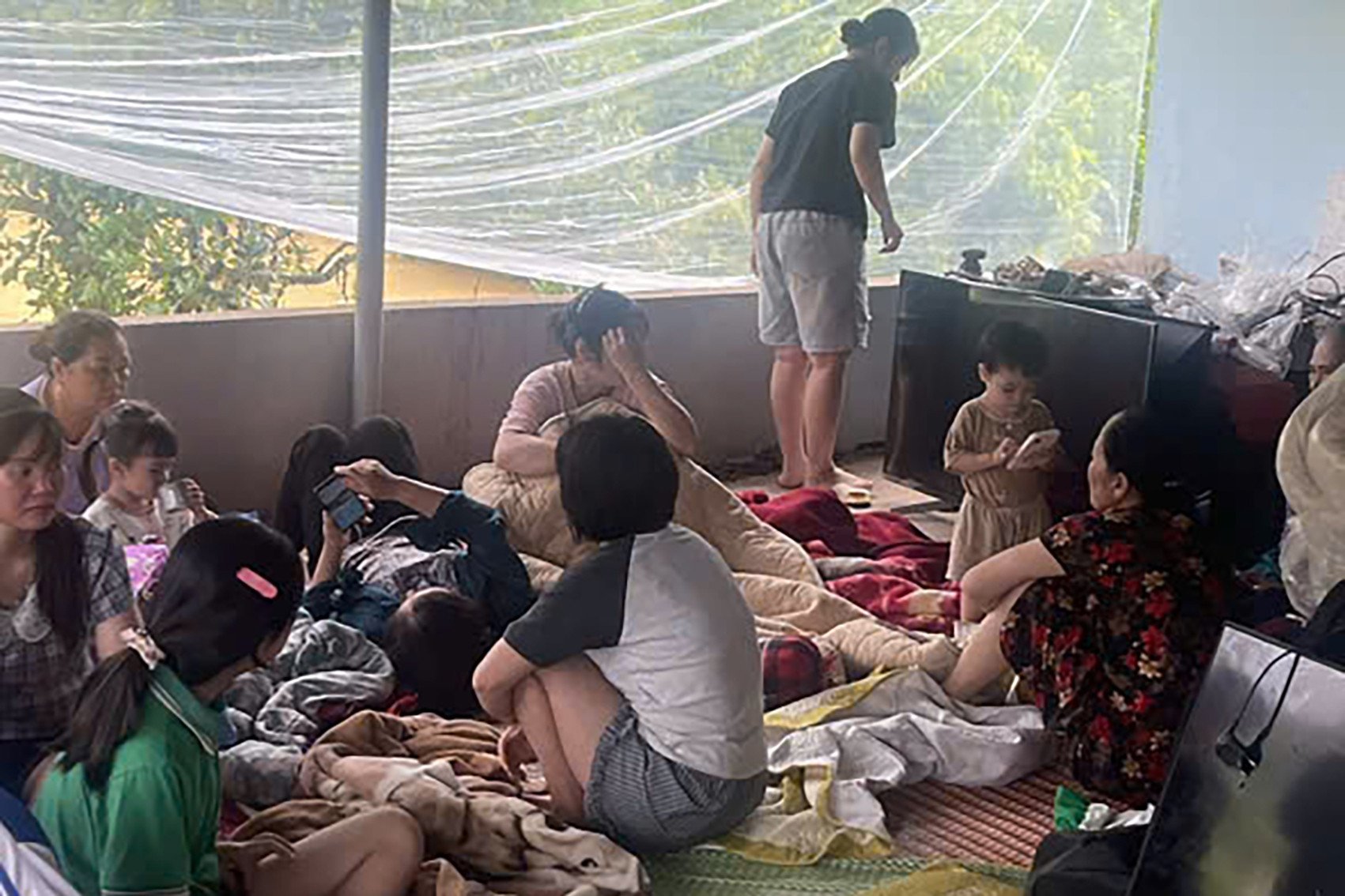 25 người chen chúc trên tầng 2 nhà duy nhất giữa lũ ngập ở Lạng Sơn