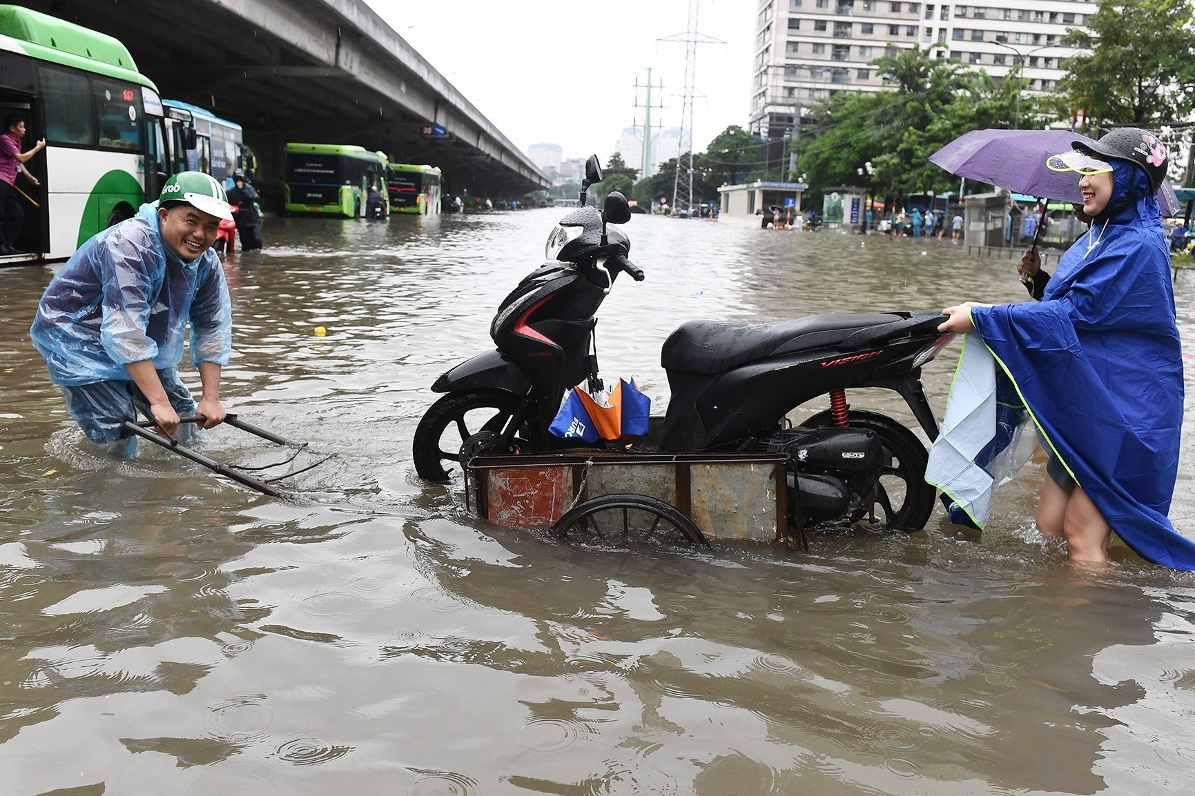 Ba đợt ngập lịch sử chỉ trong hơn một tháng: Cảnh tượng khiến người Hà Nội ngao ngán