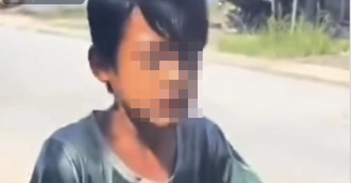 Bị giật 140 tờ vé số, bé trai hoảng loạn đạp xe đuổi theo rồi ngã nhào giữa đường