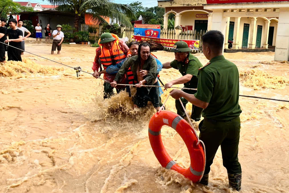 Cảnh sát, quân đội vào vùng ngập lụt lịch sử: 'Không sao, có chú đây rồi'