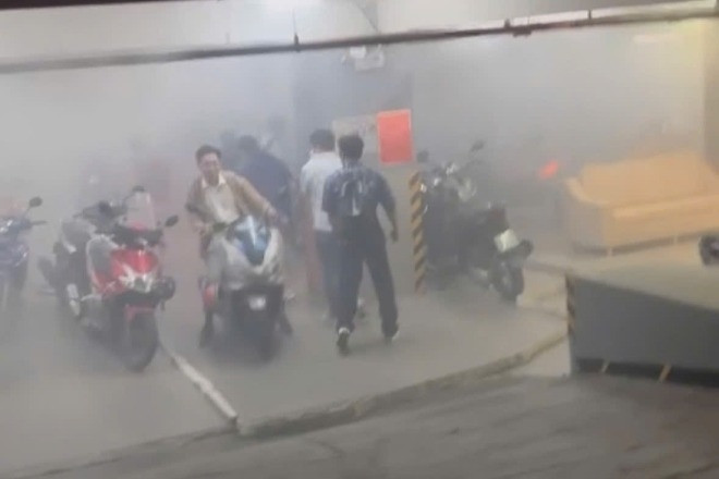 Cháy hầm giữ xe cao ốc 11 tầng ở TPHCM, hàng chục người tháo chạy