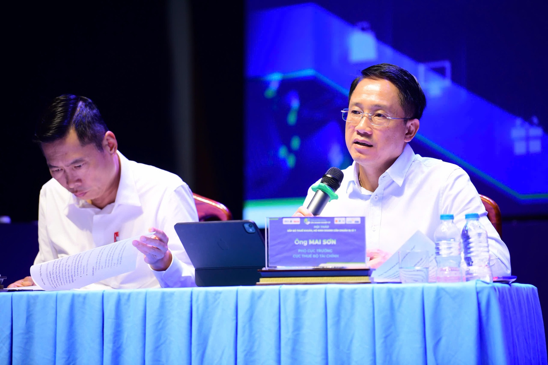 Chủ tọa giải đáp thắc mắc Hộ kinh doanh.jpg