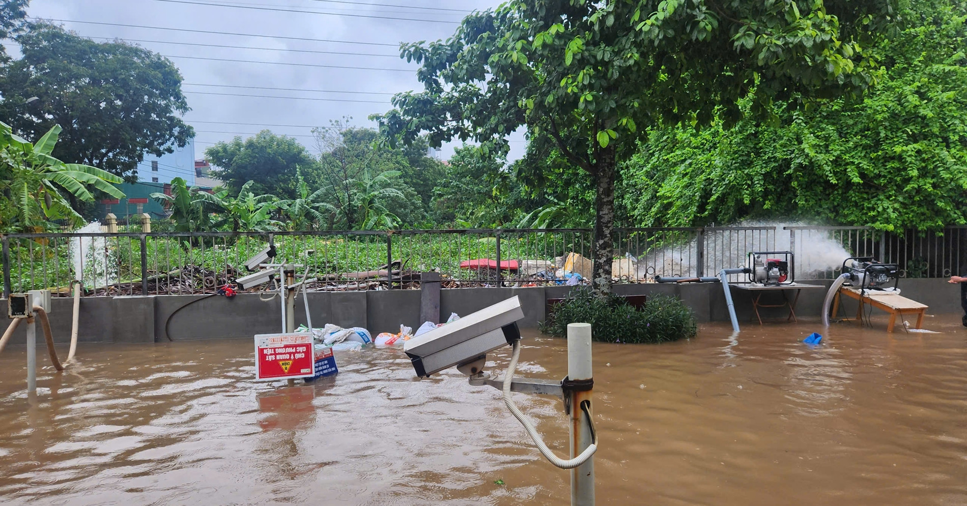 Cư dân biệt thự Hà Nội sắm máy bơm &amp;apos;khủng&amp;apos;, canh nước ngập như canh &amp;apos;chứng khoán&amp;apos;