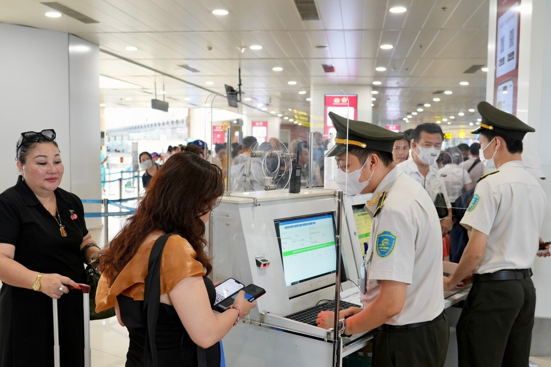 Cuối năm nay, hành khách đi máy bay được xác thực tự động qua VNeID