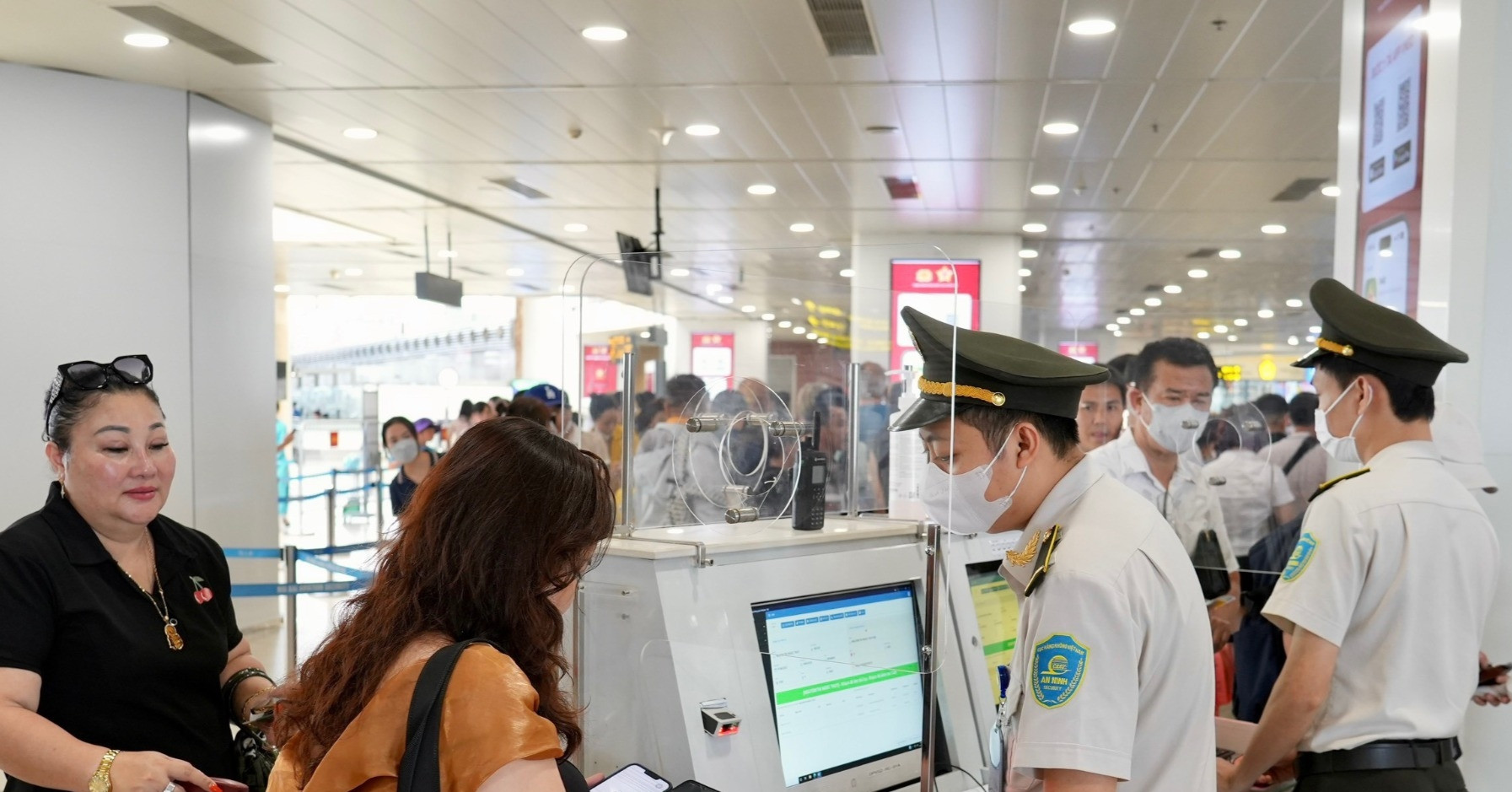 Cuối năm nay, hành khách đi máy bay được xác thực tự động qua VNeID