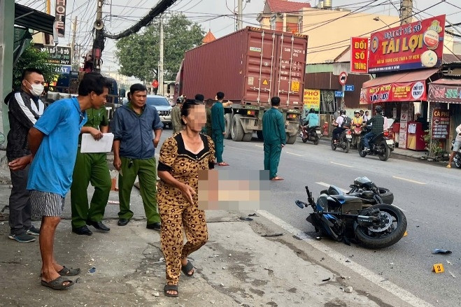 Dừng mô tô sát vỉa hè, người đàn ông bị xe tải tông tử vong