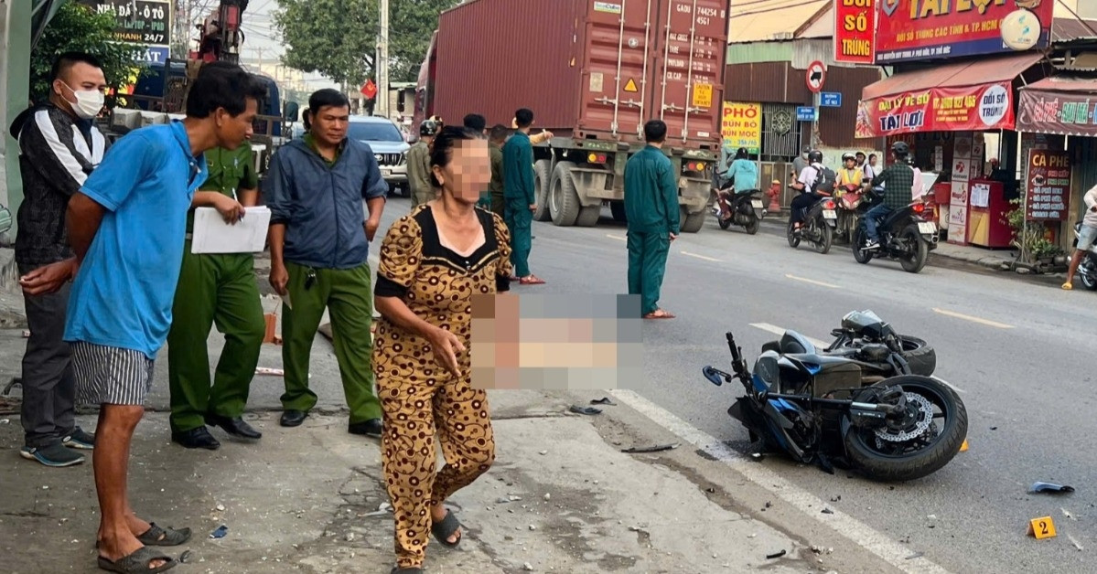 Dừng mô tô sát vỉa hè, người đàn ông bị xe tải tông tử vong