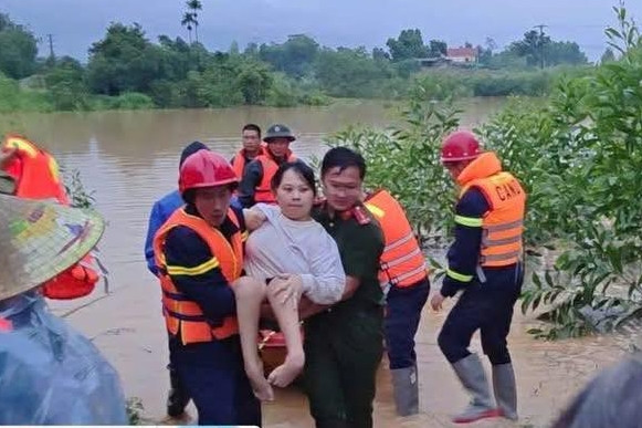 Mắc kẹt giữa mênh mông biển nước, người dân ở Bắc Ninh lên Facebook kêu cứu