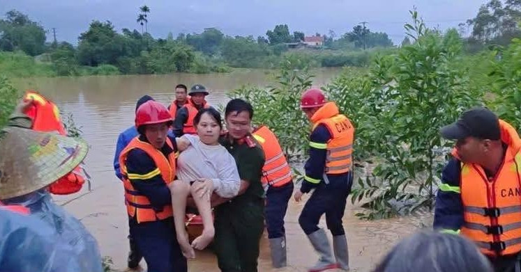 Giải cứu 11 người ở Bắc Ninh mắc kẹt giữa mênh mông biển nước