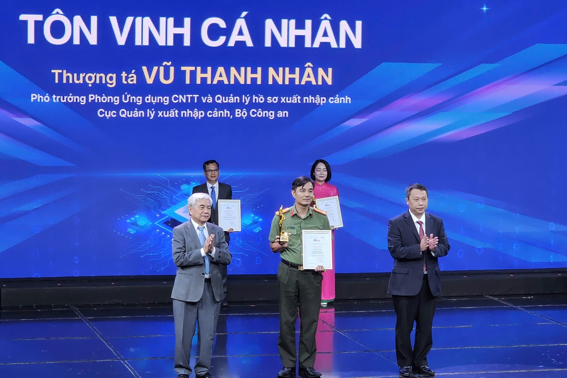 Giải thưởng Chuyển đổi số Việt Nam vinh danh 3 cá nhân tiêu biểu