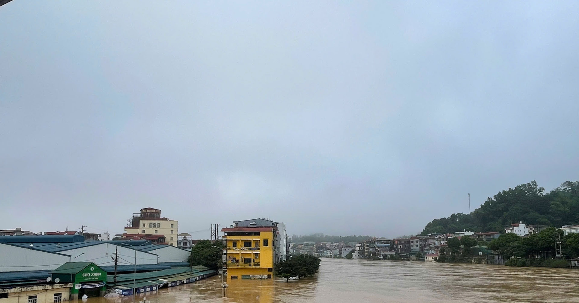 Hai lần trong một tuần, nước lũ đục ngầu lại &amp;apos;nuốt trọn&amp;apos; trung tâm Cao Bằng