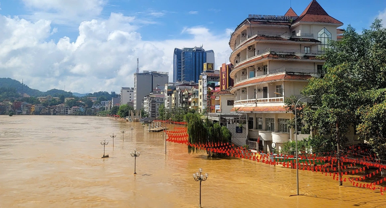 Hai lần trong một tuần, nước lũ đục ngầu &amp;apos;nuốt trọn&amp;apos; trung tâm Cao Bằng