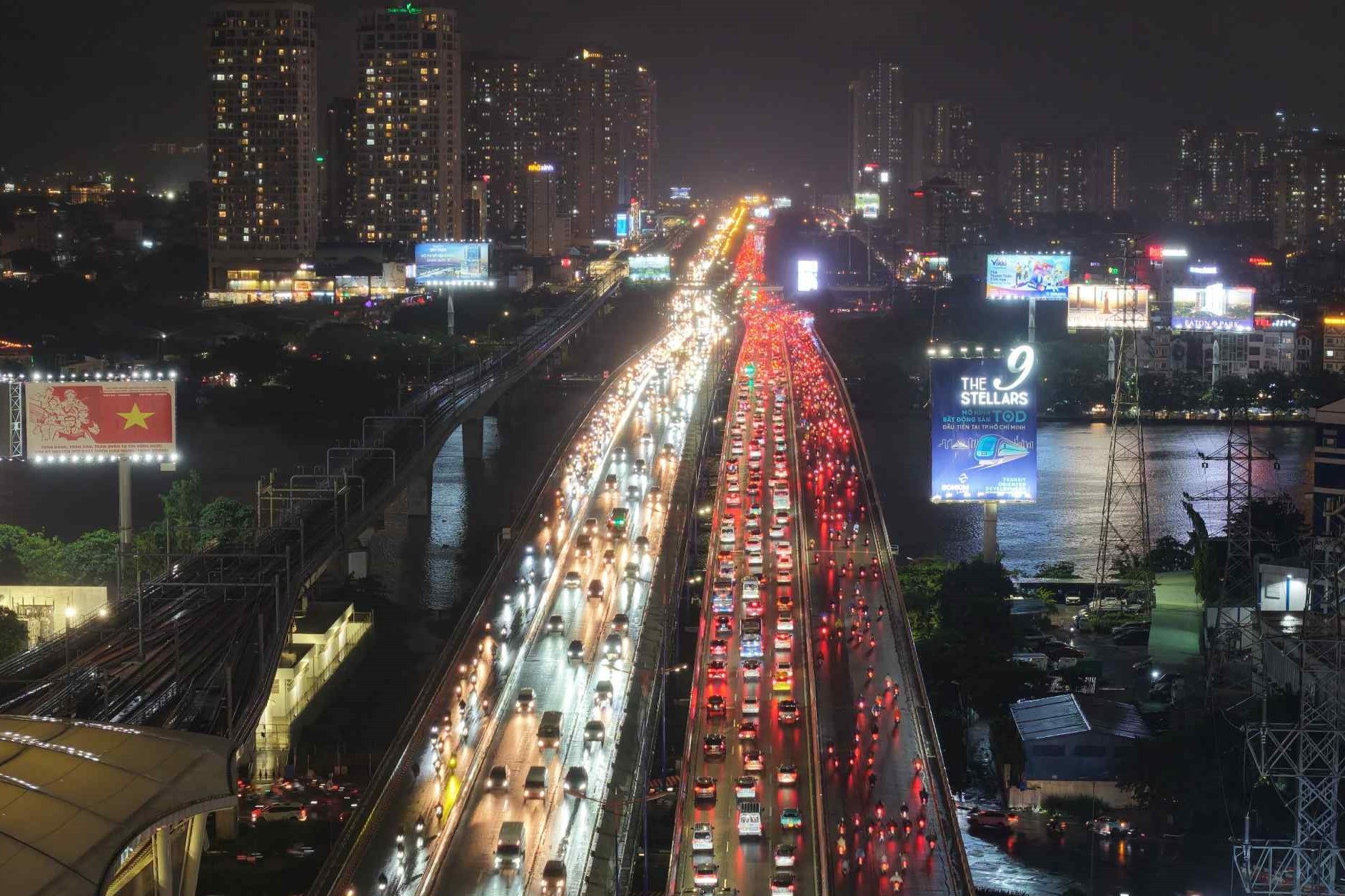 Hàng nghìn ô tô nối đuôi dài cả km, ‘chôn chân’ giữa mưa lớn ở TPHCM