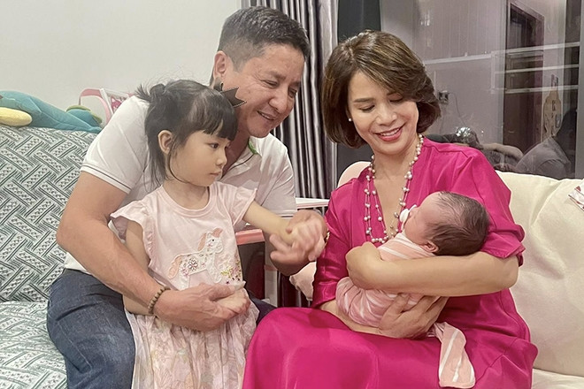 Hạnh phúc xế chiều của Chí Trung và doanh nhân Ý Lan, Hòa Minzy vui hết cỡ bên đạo diễn 'Mưa đỏ'