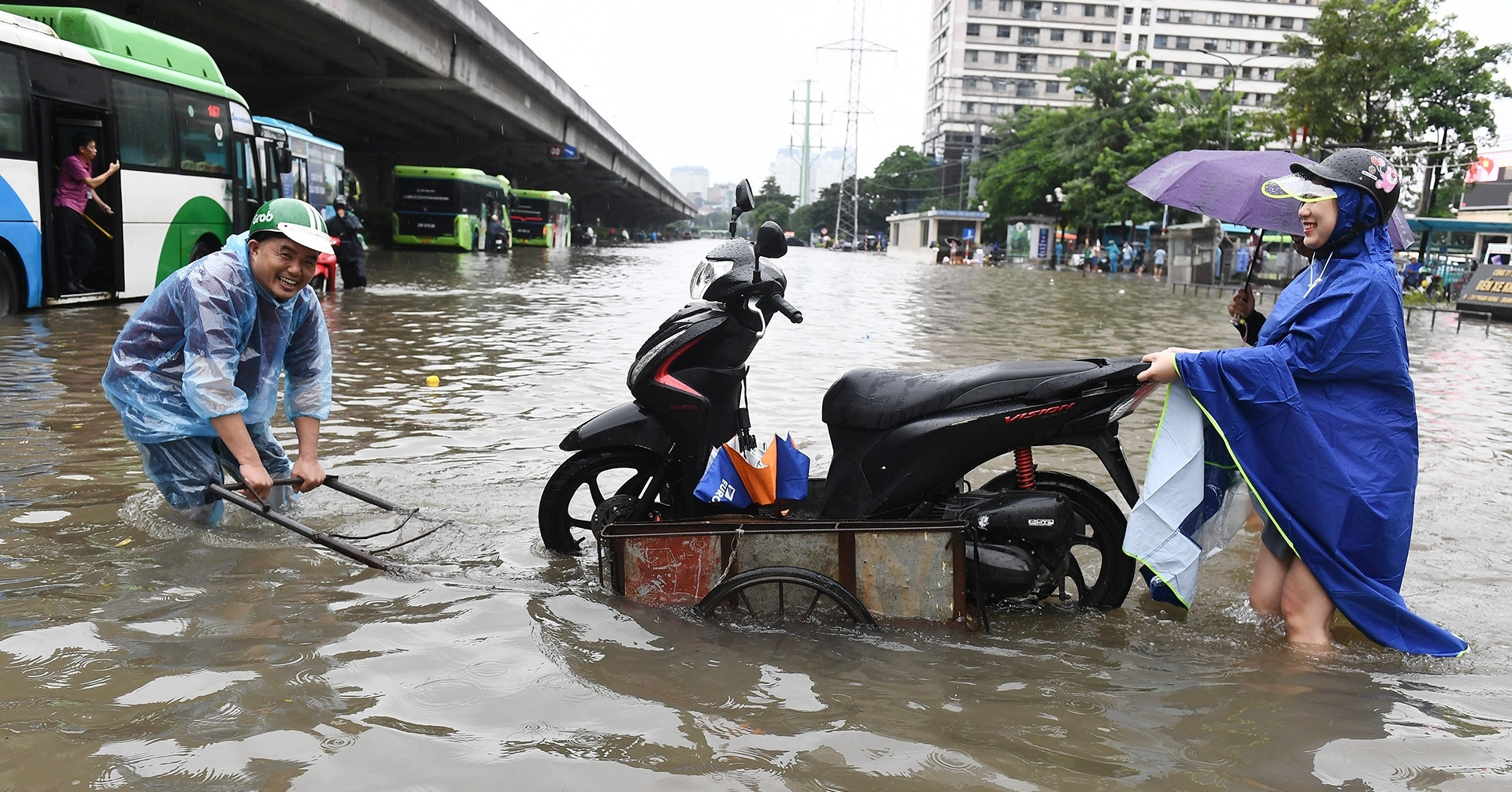 Ba đợt ngập lịch sử chỉ trong hơn một tháng: Cảnh tượng khiến người Hà Nội ngao ngán