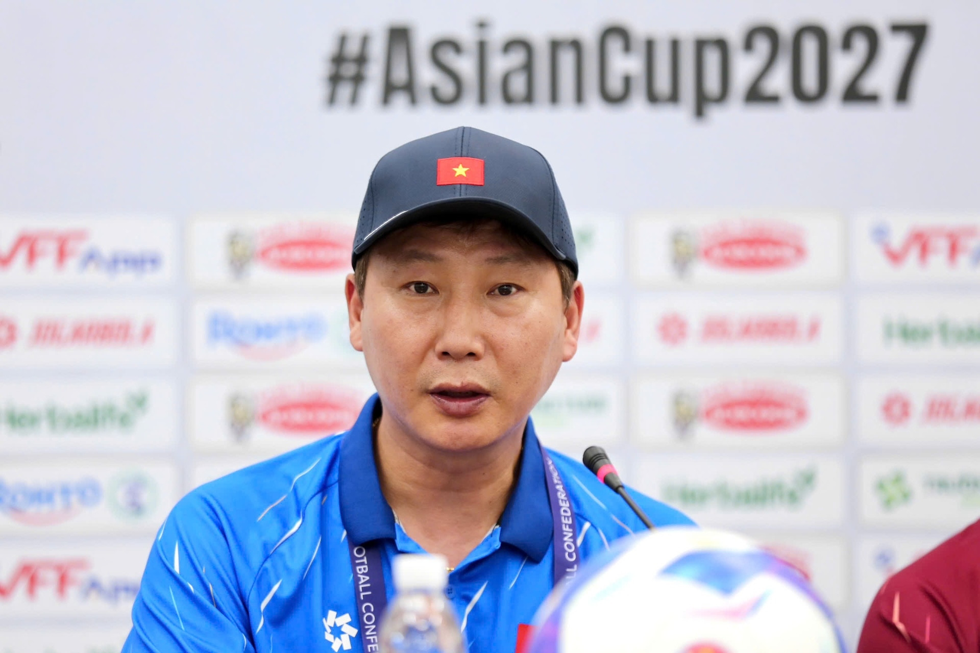 HLV Kim Sang Sik không quan tâm ‘lùm xùm’ của tuyển Malaysia