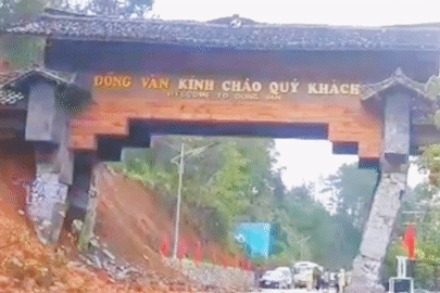 Khoảnh khắc cổng chào cao nguyên đá Đồng Văn sụp đổ trong chớp mắt