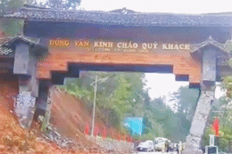 Khoảnh khắc cổng chào cao nguyên đá Đồng Văn sụp đổ trong chớp mắt