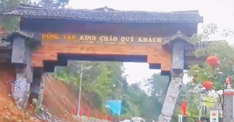 Khoảnh khắc cổng chào cao nguyên đá Đồng Văn sụp đổ trong chớp mắt