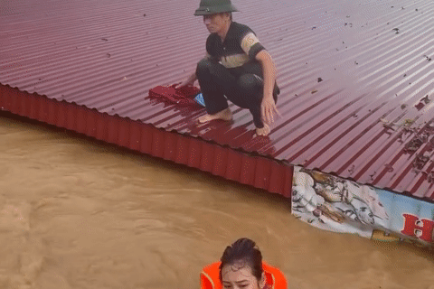 Khoảnh khắc thót tim cứu hai ông cháu nhiều giờ bám trụ trên mái nhà giữa lũ dữ