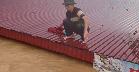 Khoảnh khắc thót tim cứu hai ông cháu nhiều giờ bám trụ trên mái nhà giữa lũ dữ