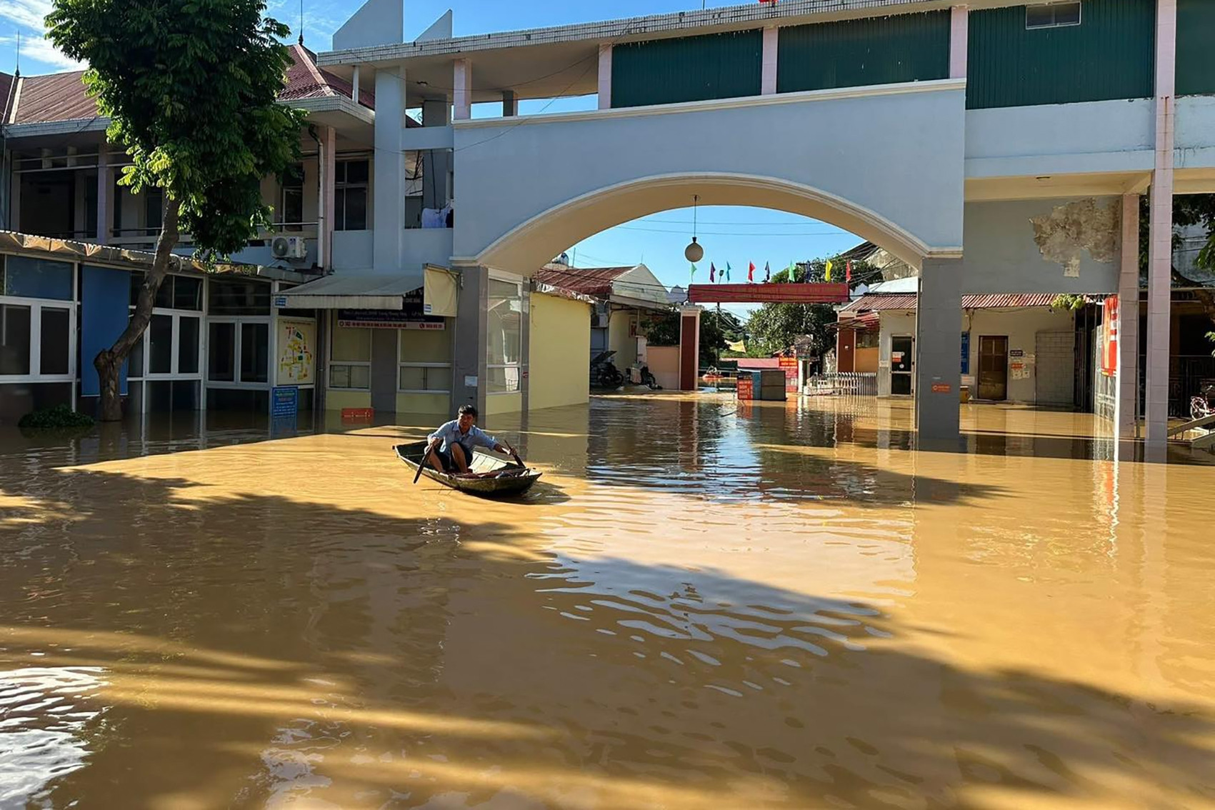 Lũ dâng quá nhanh, các bác sĩ thay phiên tát nước 'cứu' thiết bị đắt tiền